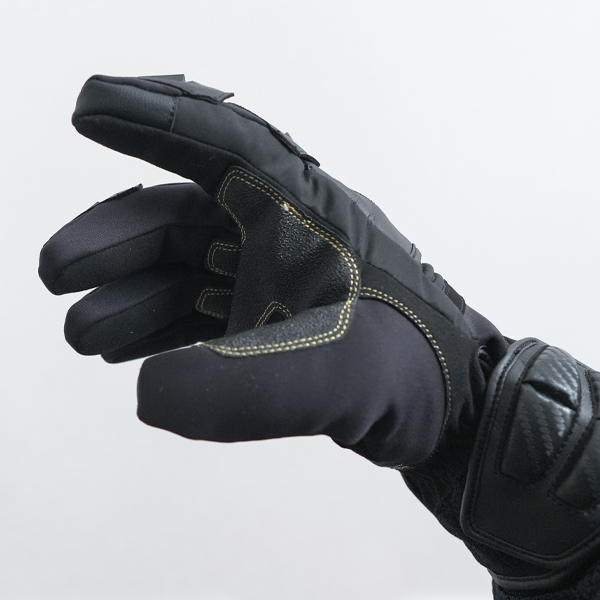 “操作性を高める為、指マチにストレッチ生地を使用”