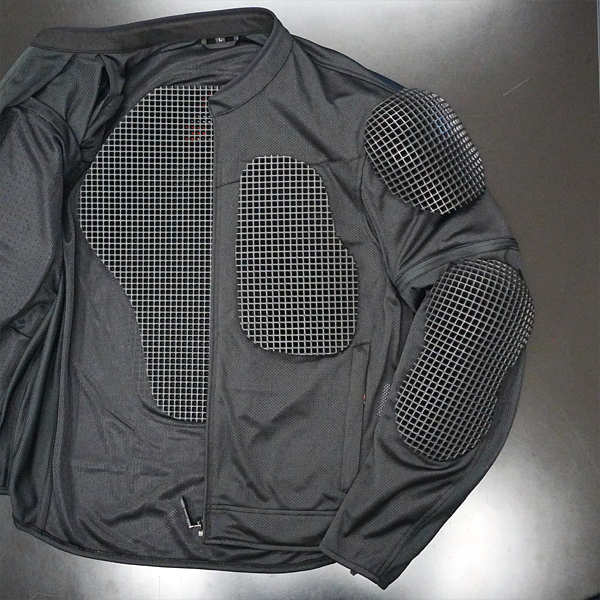“肩、肘、背、胸エアスループロテクター標準装備”