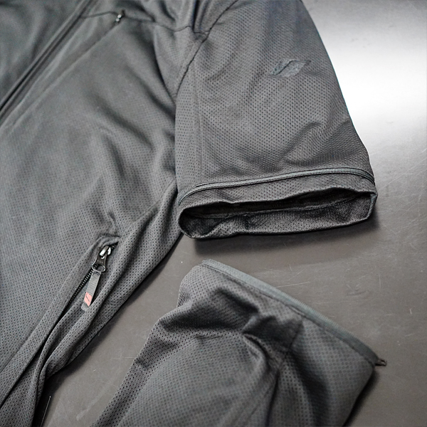 “袖が取り外しでき、更なる軽量化やスタイルの幅が広がる”