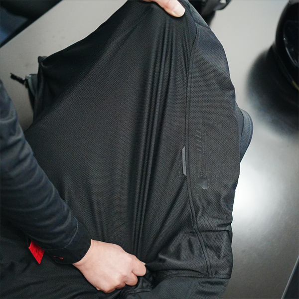 “軽いだけでなくストレッチ性の高いメッシュ生地を採用”