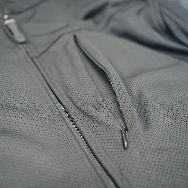 “コンシールファスナーで目立たない胸ポケット”