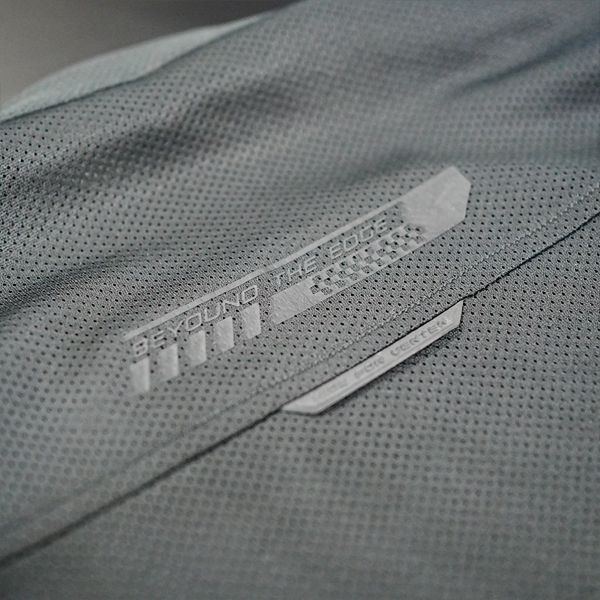 “背中リフレクターとロゴ”