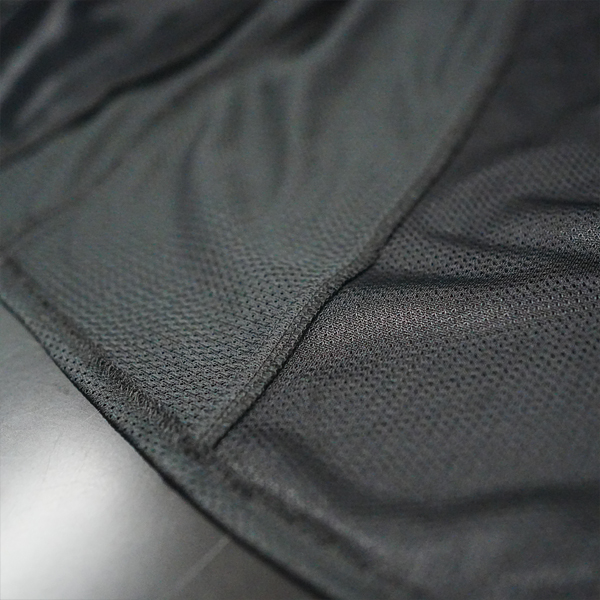 “２種のメッシュ生地を組み合わせ通気性を効率化”