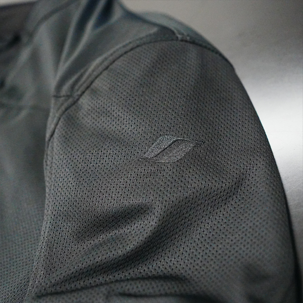 “肩のワンポイント刺繍jロゴ”