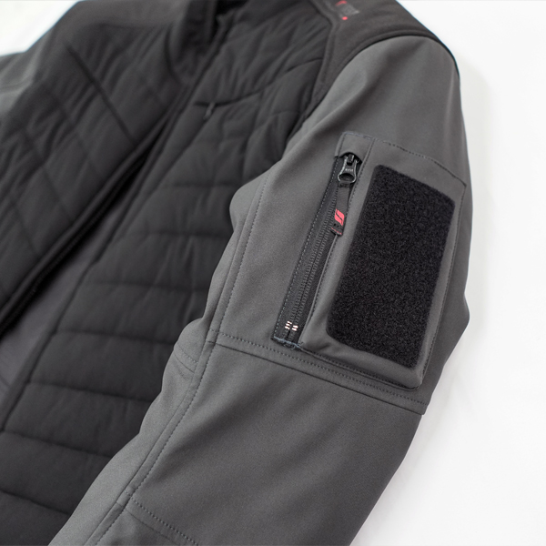 “左袖ポケット部には面ファスナーを配置し好みのワッペン等でカスタマイズ可能”