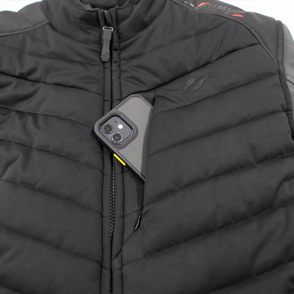 “左胸ポケットはスマートフォンが入るサイズ”