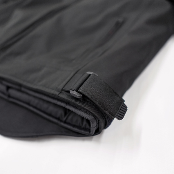 “裾アジャストフラップ”