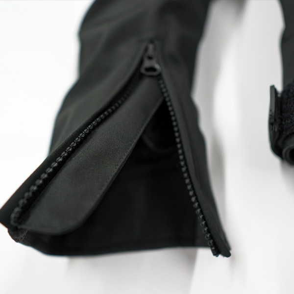 “袖口ファスナー仕様”