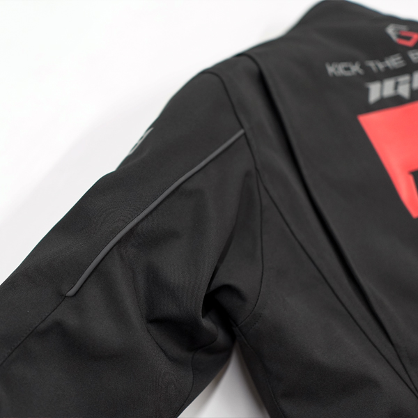 “背中アクションプリーツと夜間の視認性を高めるリフレクターパイピング”