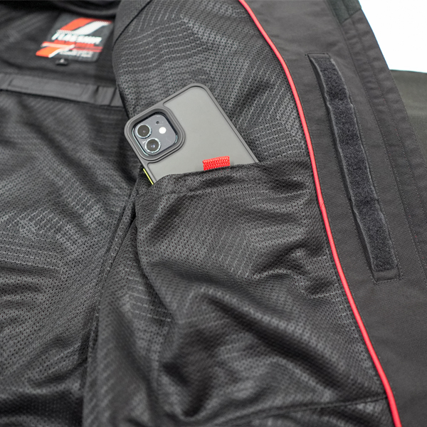 スマートフォンが入るサイズの内ポケット”