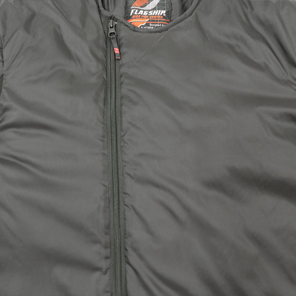 “オフセット仕様のインナーフロントファスナー”