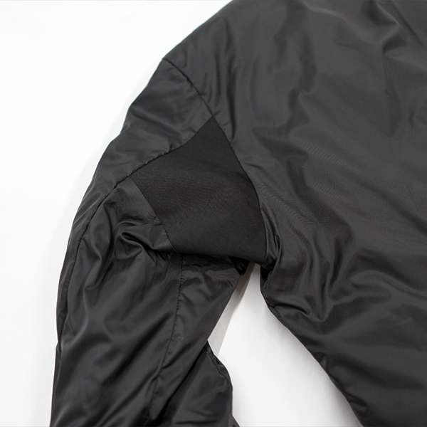 “インナー背中側にストレッチニット採用”