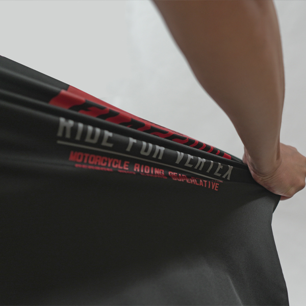 “ストレッチ性の高い生地によりライディング時のつっぱり感を軽減”