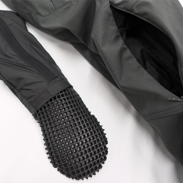 “膝エアスループロテクターはベルクロで位置調整が可能”