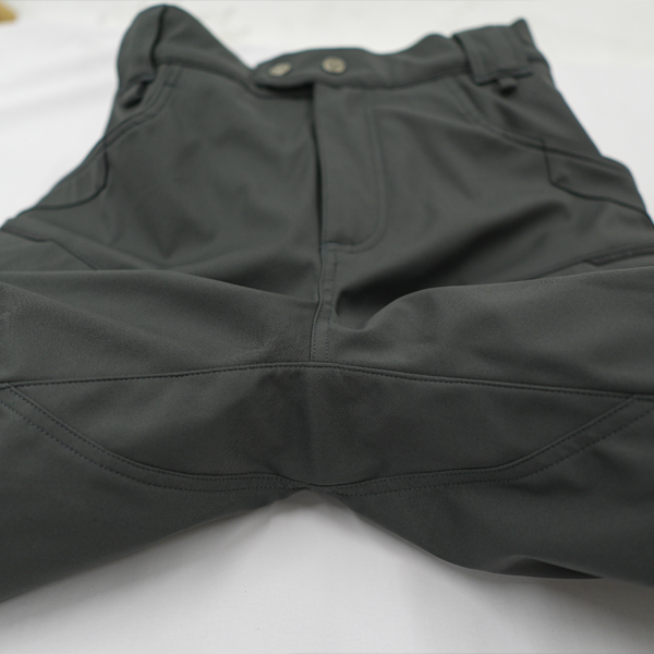 “股部分のガゼットクロッチ（運動量を補う為、股部分にあしらわれたマチ）仕様。乗車時特有の突っ張り感を大きく軽減します”