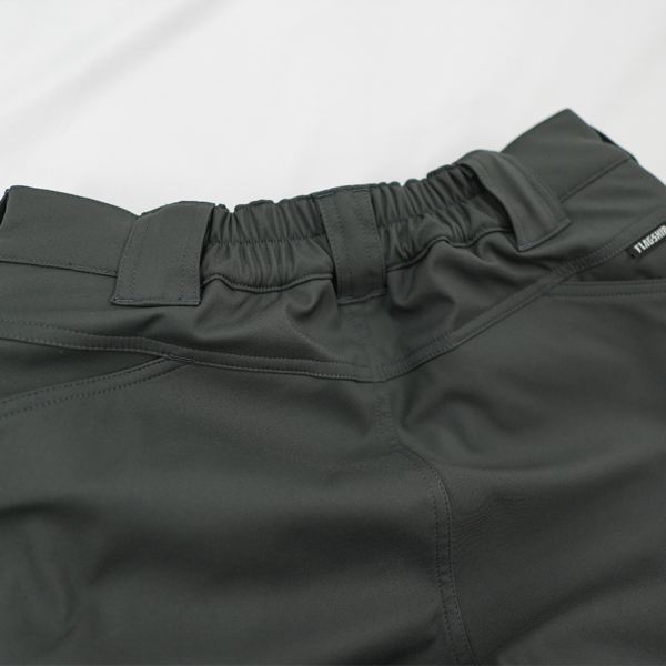 “ウエスト後ろのゴムシャーリング”