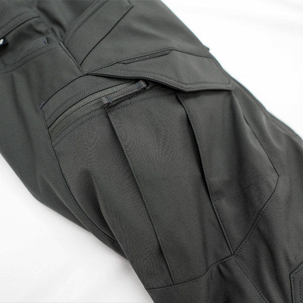 “腿立体ポケットとリフレクターパーツ”