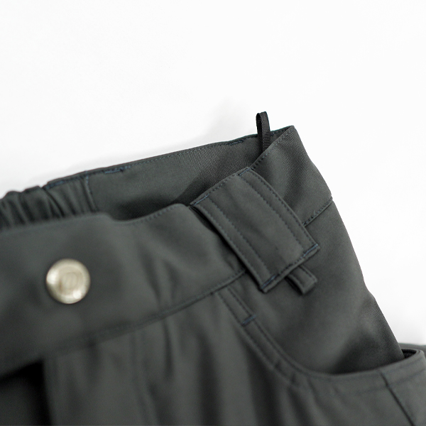 “上部にハンガーループを装備”