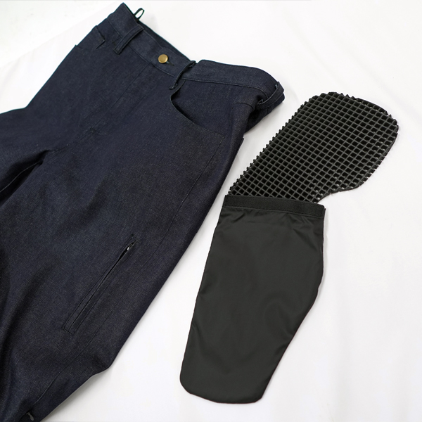 “腰プロテクター収納袋。洗濯時などにプロテクターを外す事ができます”