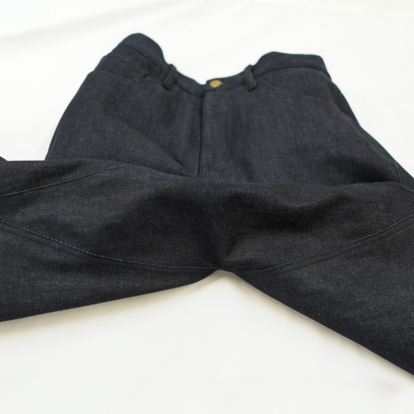 “股部分のガゼットクロッチ（運動量を補う為、股部分にあしらわれたマチ）仕様。乗車時特有の突っ張り感を大きく軽減します”