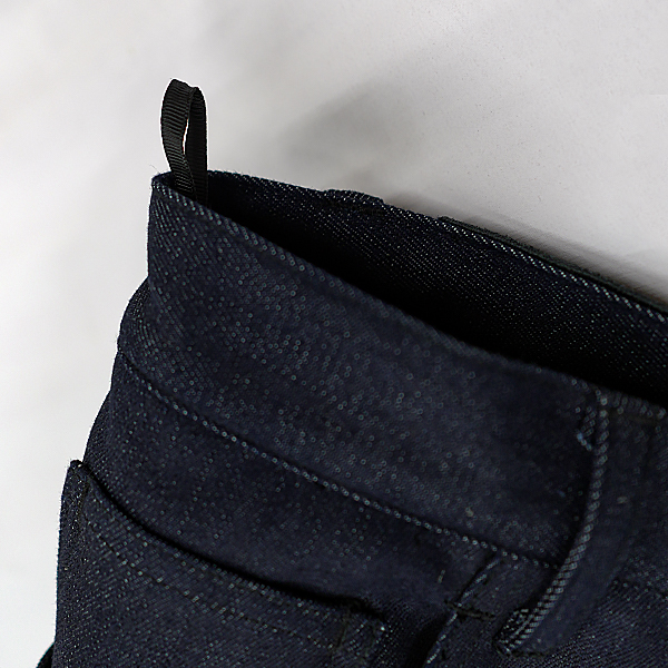 “上部にハンガーループを装備”