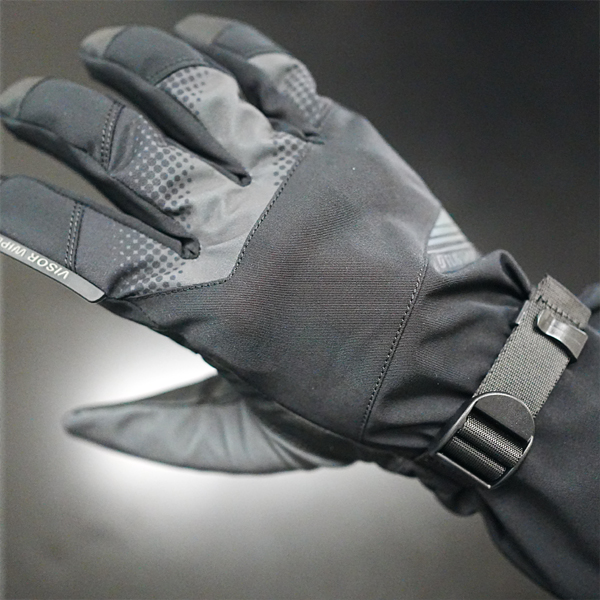 “ナックルプロテクターを内蔵。防水フィルムは耐水圧18,000mm　透湿8,000g/m²/24hを発揮”