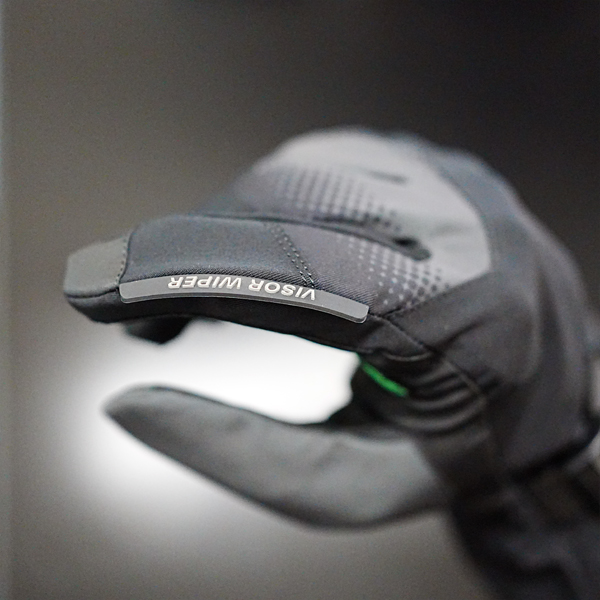 “雨天時に役立つワイパーを人差し指に装備”