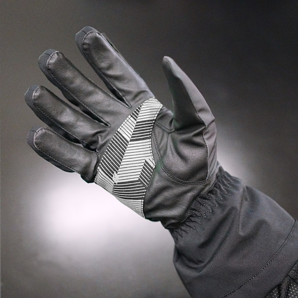 “雨天時でもグリップ力をキープする掌側生地“