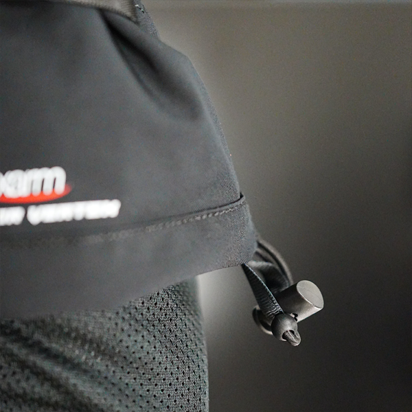 “雨風の侵入を防ぎフィット感を向上するドローコード”