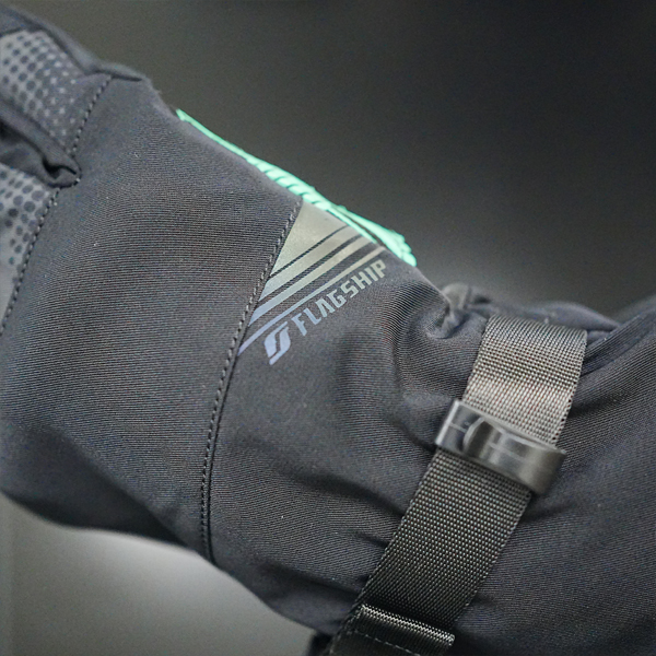 “夜間の視認性を高めるリフレクターロゴ”