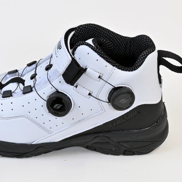 “SPINONシステム(ワイヤーシステム)を上下に２つ配置。細かい調整が可能”