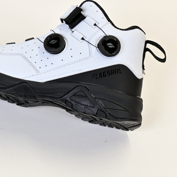 “カカト全体を覆うPVC”