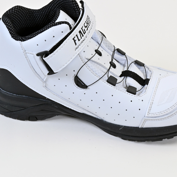 “通気性を確保するパンチング仕様”