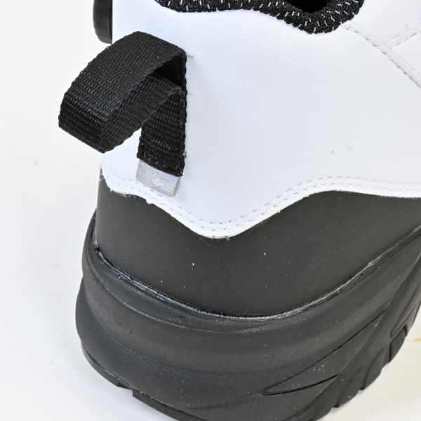 “後側にリフレクター採用”