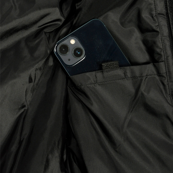 “スマートフォンが入るサイズの内ポケット“