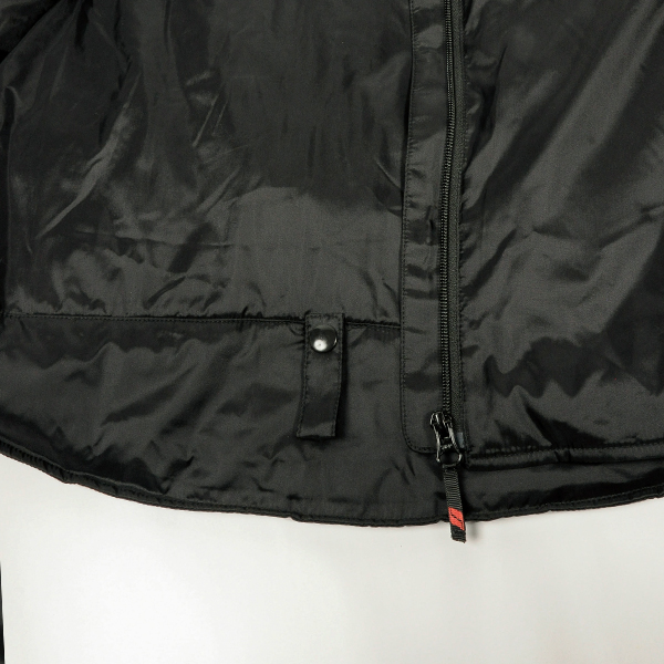 “裾裏にずり上がり防止のフラップ装備“