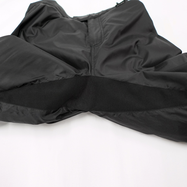 “股部分に大きくスパンテックスを採用。乗車時のつっぱりを軽減“