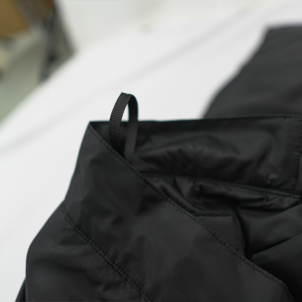 “上部にハンガーループを装備“