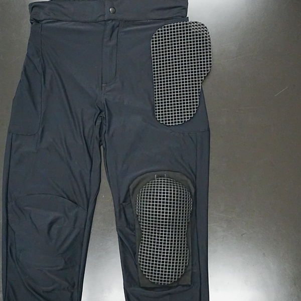 “膝、腰エアスループロテクター標準装備”