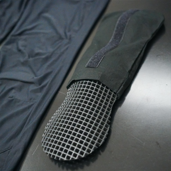 “膝エアスループロテクターは面ファスナーで位置調整が可能”