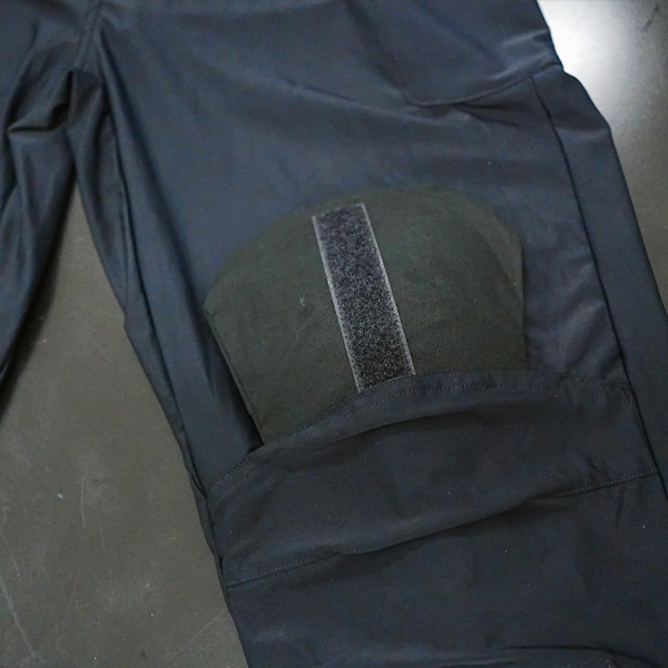 “膝プロテクター収納部。洗濯時などにプロテクターを外す事が可能“