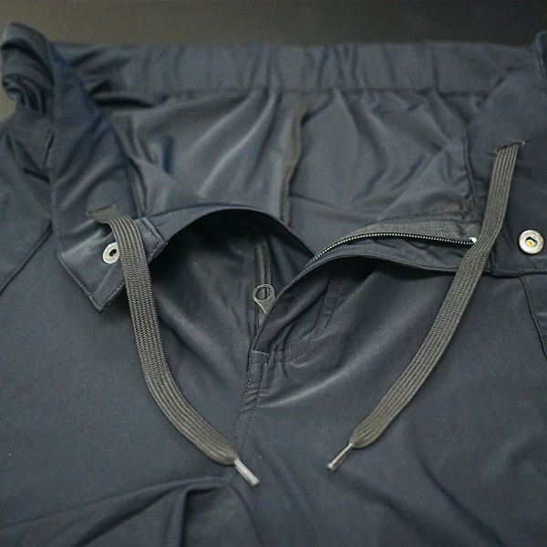 “ウエスト部ファスナー、紐で調整“