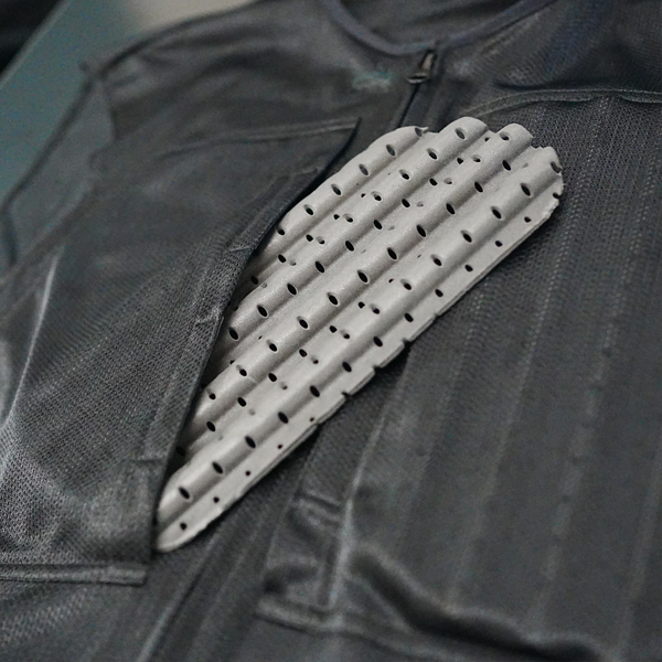 “胸プロテクターは外側から簡単に着脱可能”