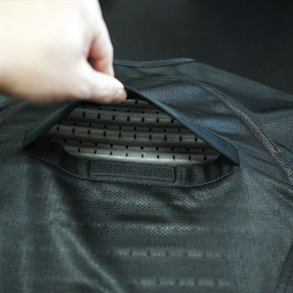 “背中プロテクター収納部。洗濯時などにプロテクターを外せます“