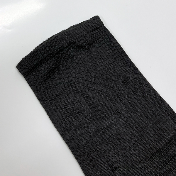 “両端はゴムでずれを防止します”