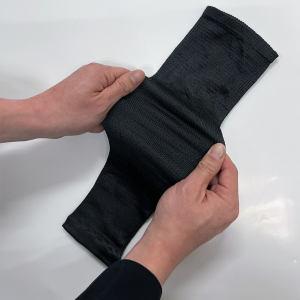 “耐切創性レベル2Bと丈夫ながら高いストレッチ性を持つ“