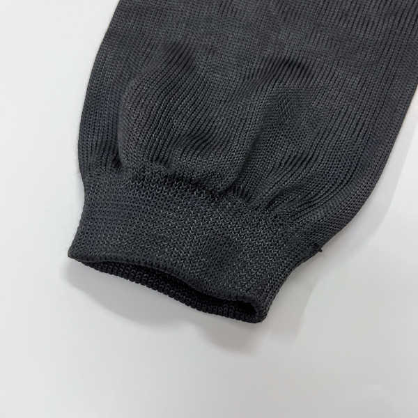 “両端はゴムでずれを防止します”